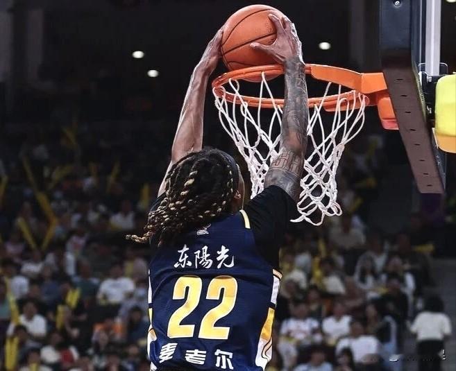 别再说杜锋故意输球了！昨晚广东宏远主场迎战基本无望季后赛的福建队，上半场一度领