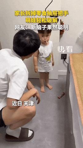 “新脑子就是聪明！”天津，一位爸爸为了不让孩子乱吃零食，把装零食的抽屉把手给拆了