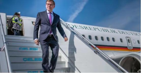 纠正一个事实，是德国外长吃了闭门羹而被迫取消访华。荷兰抢夺安世半导体后，德国受