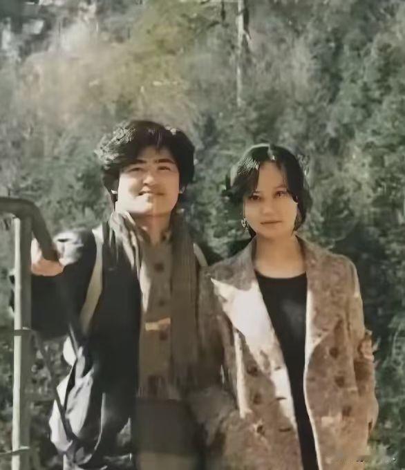 1987年，刘欢和妻子卢璐在张家界拍摄的一张合影。这次张家界之行，刘欢还专门为卢