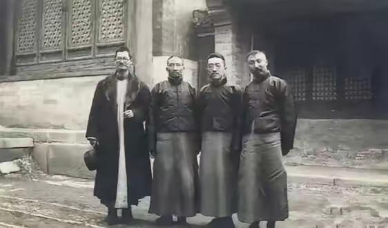 王铎：李大钊的罕见照片朋友们，在这一幅照片中，我们看到了蒋梦麟、蔡元培、胡适