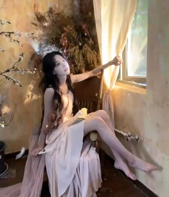陈都灵仙女裙，美腿迷人[赞][赞]娱乐美腿控