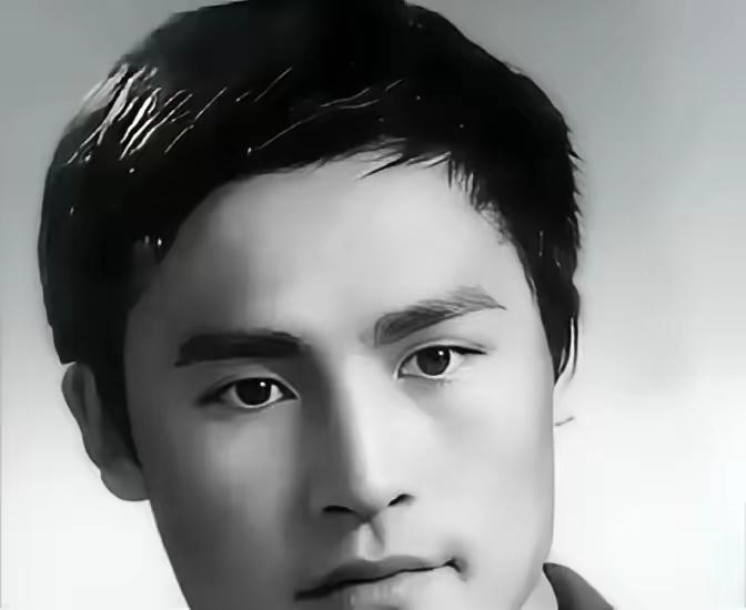 1973年长影厂那场全厂大会上，导演林农气得手指发抖，当着几百号人的面拍了桌子，