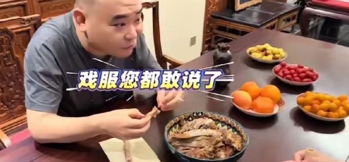 饭桌上一句话把全网听懵！“侯震，吃完收拾那件旧戏服。”郭德纲云淡风轻。五
