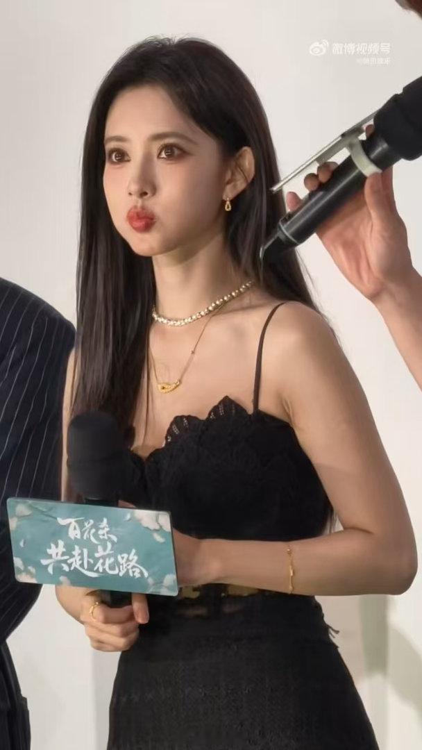 孟子义嘟嘟嘴世萌一很难不沉迷孟子义嘟嘴的模样，粉唇微鼓眼神澄澈，兼具颜值与软萌