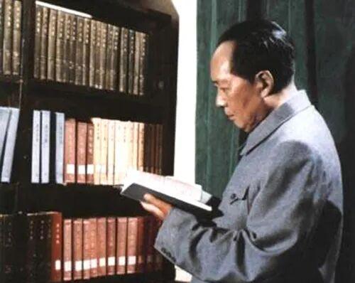 毛主席建国后住的那地儿，名字跟他自己简直是天生一对，你说巧不巧？大家伙儿知道