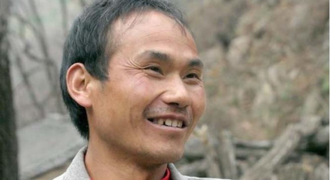 2012年，在山村执教22年的优秀教师，在亲吻精神疾病的妻子后离开家，直到警察从