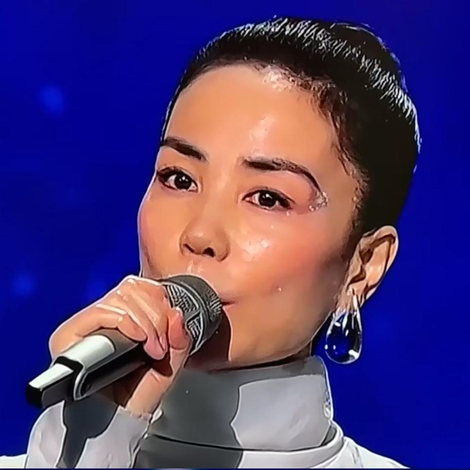 不懂就问：王菲这眉毛是最新时尚吗？谁给王菲画的眉毛？化妆师快出来“挨打”！😄