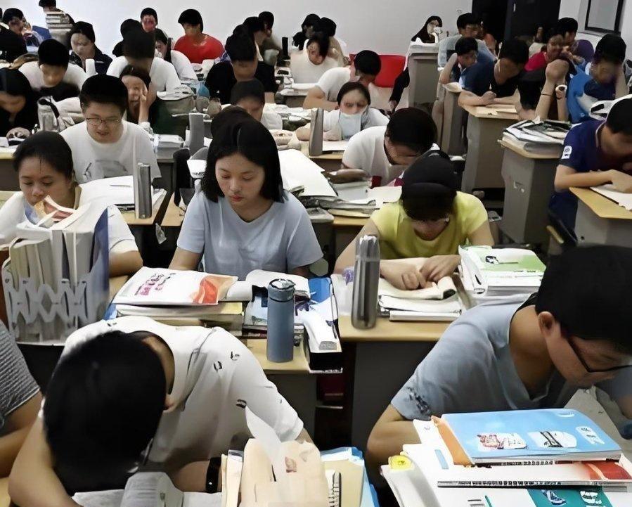 上了高中你会发现：1、初中要很努力才能考出好成绩的，到了高中大概率会掉队。高中