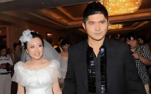 2012年，身价10亿的总裁石磊，送了一辆3000万的法拉利来追求潘长江之女潘阳