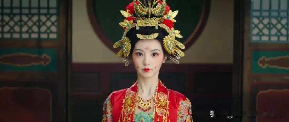 《子夜归》里田曦薇这场大婚妆容，真的给我整笑了！说是还原敦煌莫高窟98窟壁