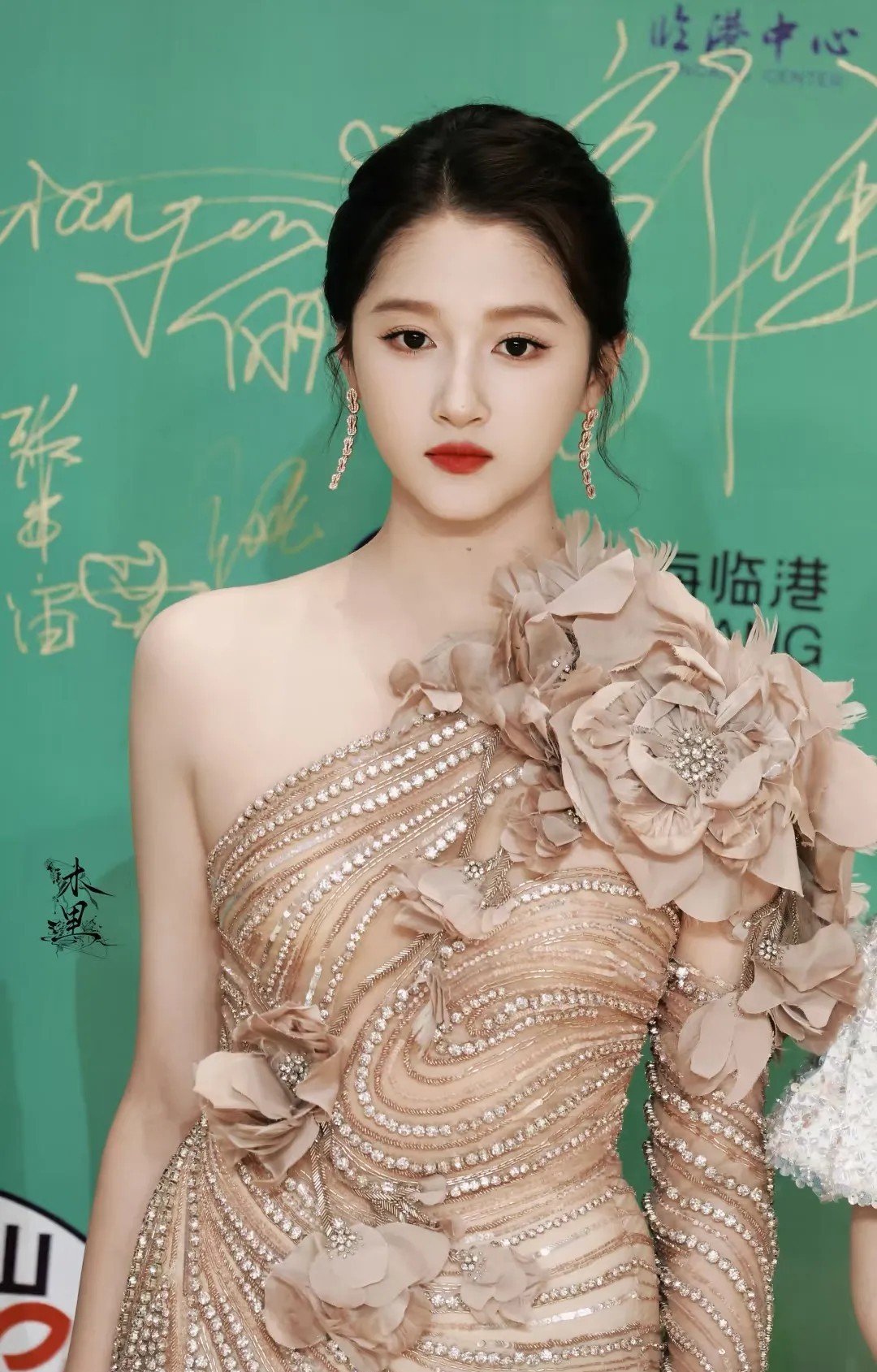 关晓彤鹿晗谁在这段感情里受伤了我不说，两个人最近都在上海，都在事业巅峰，