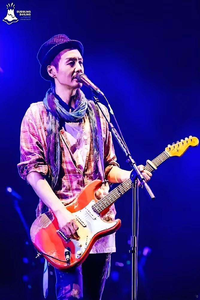 老婆下楼买烟，三天没回家，朴树一个电话没打，直接睡了。这种日子，一过就是20年。