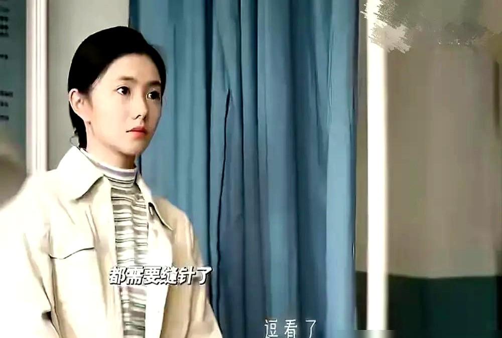 滚烫的开水直接泼在尿盆上，碎片飞溅，当场打掉刘红兵一颗门牙。2026年，窦骁