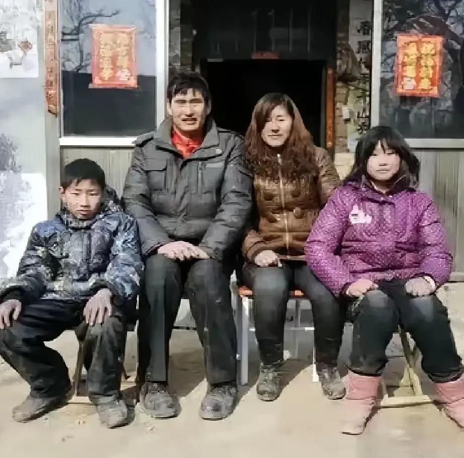 这是大衣哥成名前的全家合影照，当时家庭确实很普通，居住条件也一般，脚上的鞋子甚至