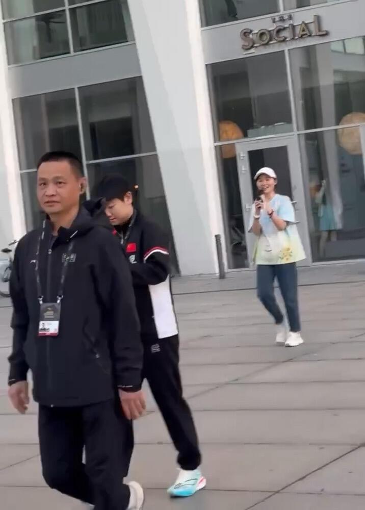 莎莎跟在德华后面，袁教练面善，和莎莎在一起的出镜率挺高，珍惜当下！孙颖莎这次在
