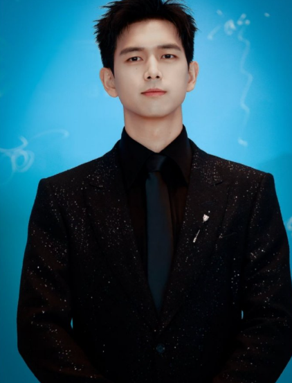 谁懂啊，李现听到被夸，嘴角难压的样子好搞笑，拿奖杯时又谦虚又可爱，实至名归，真替