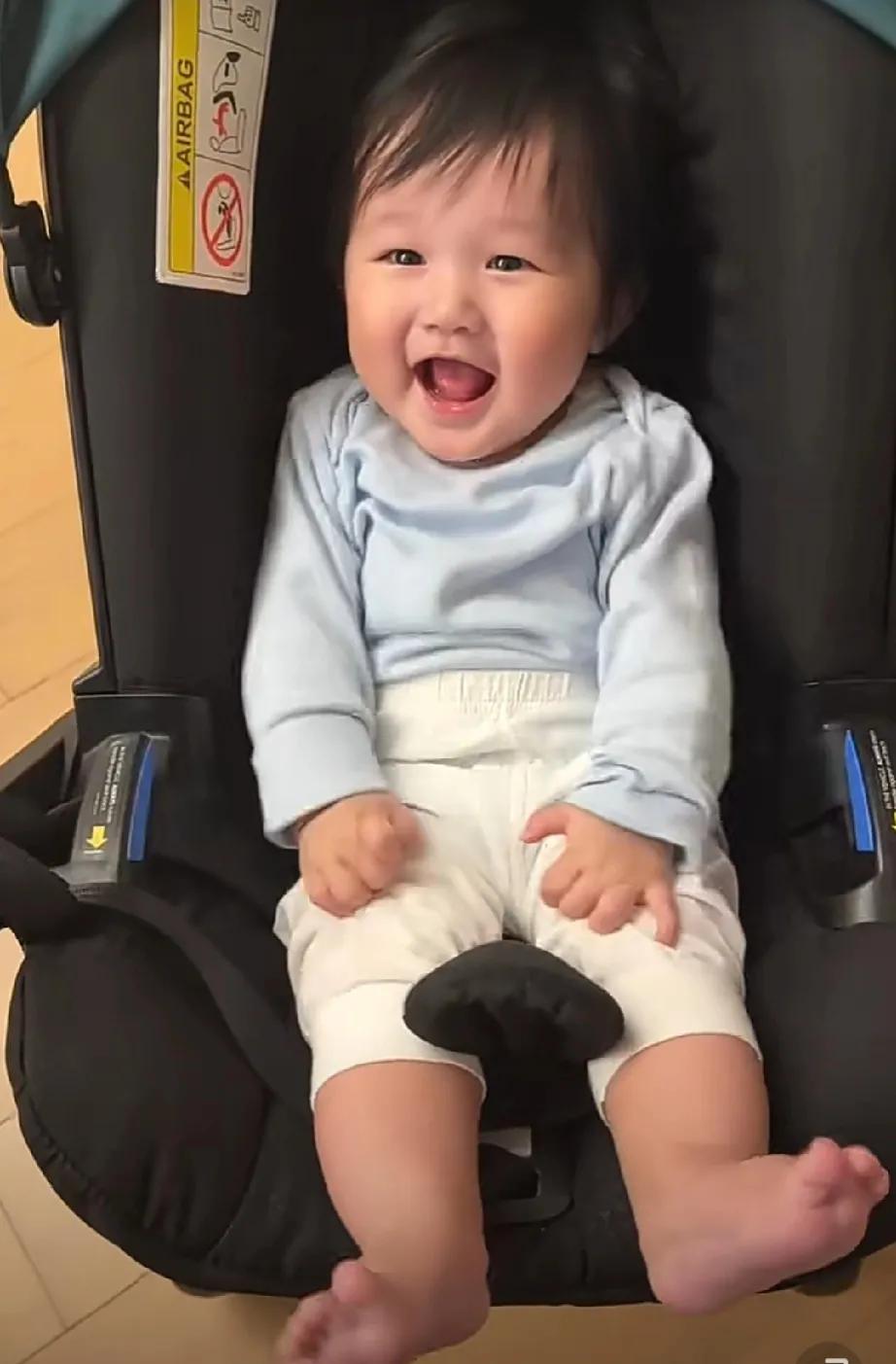 古巨基公开二胎中文名！半岁萌娃像极了58岁妈妈，胖嘟嘟很可爱趁着6月1日儿童节