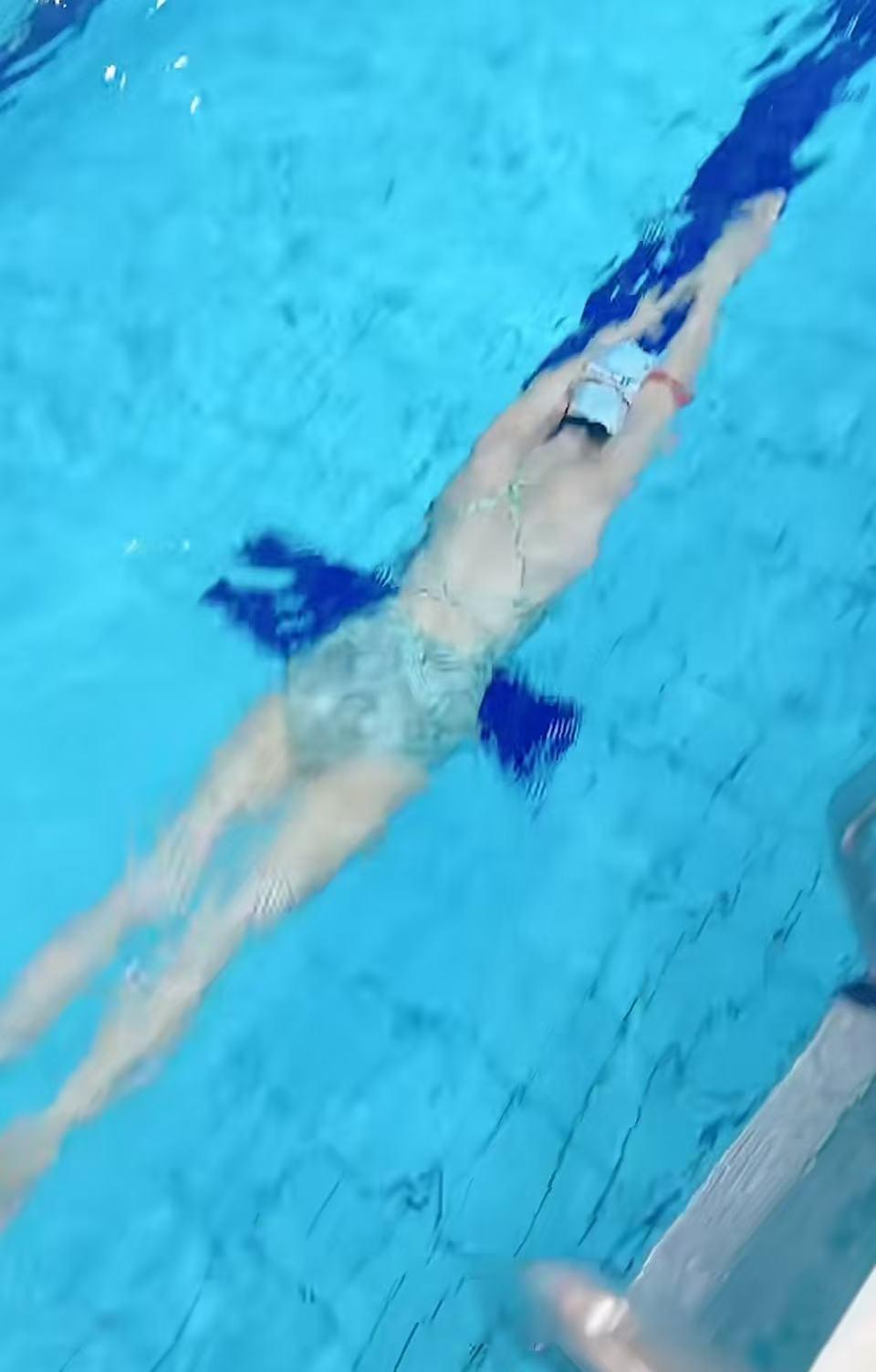 “这就是揩油的代价！”上海，女子在泳池游泳，突然一只手摸到她雪白的大腿上。女子回
