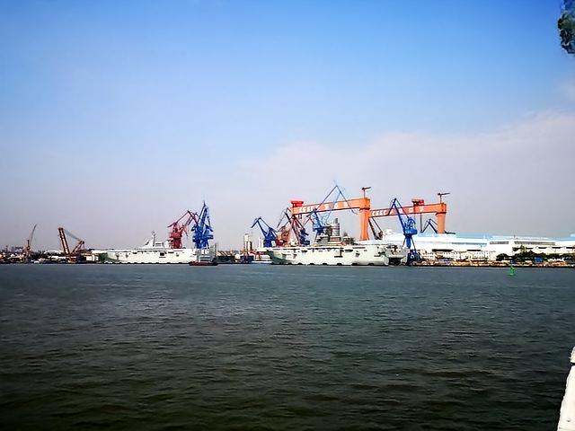 家人们，中国海军又有大动静！福建舰入列时，身旁的075型两栖攻击舰“湖北舰”低调