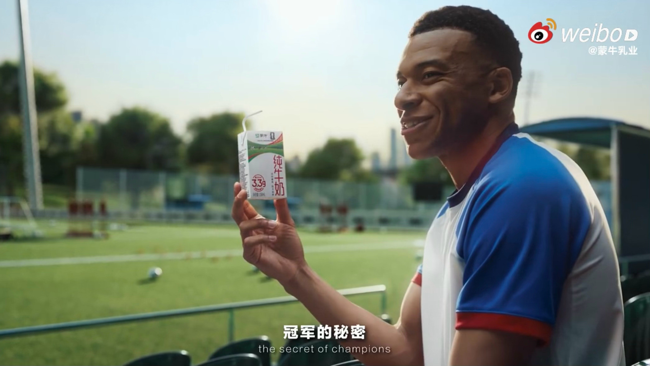 这支广告片统一球迷视界✦当镜头闪过大力神杯的金色轮廓，当姆巴佩举起那盒熟悉的蒙