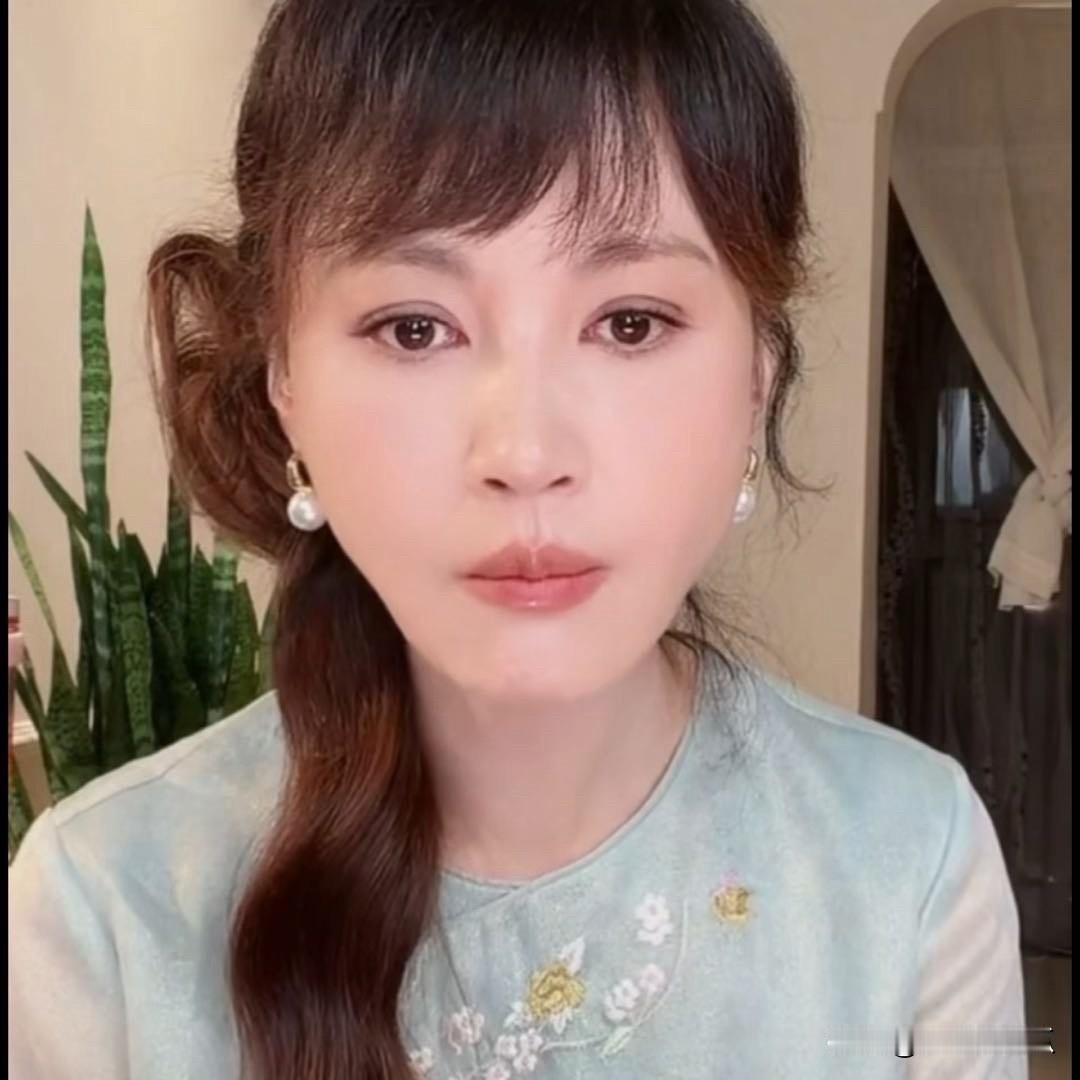 杨雪我听到她的发言真的不能共情她她老公那个普通人的长相，中年人的身材，但是她