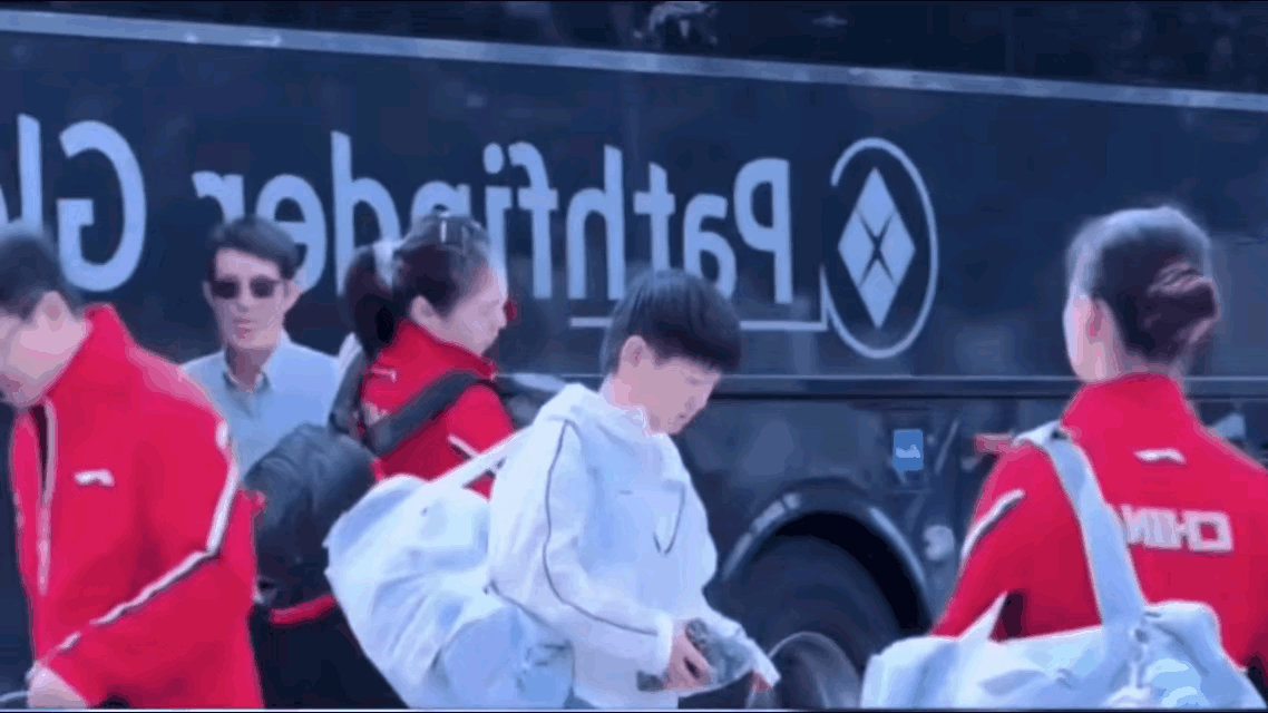 孙颖莎和王曼昱背包为何鼓鼓囊囊？这下可实锤了！本次美国大满贯，王晓彤成了莎