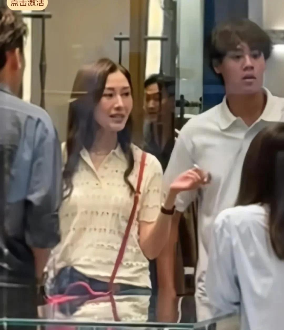 李嘉欣晒14岁儿子变大帅哥，高大威猛身高187，举止完全就是贵公子
