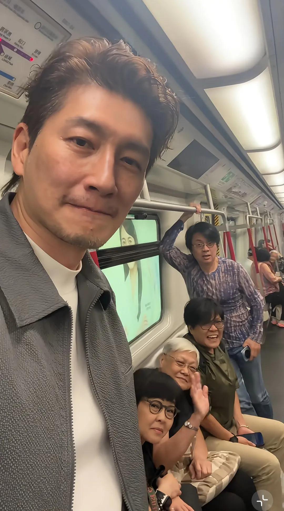 一众港星结伴挤地铁去聚会！嘻嘻哈哈状态随性，毫无偶像包袱近日，前亚视一哥尹天照