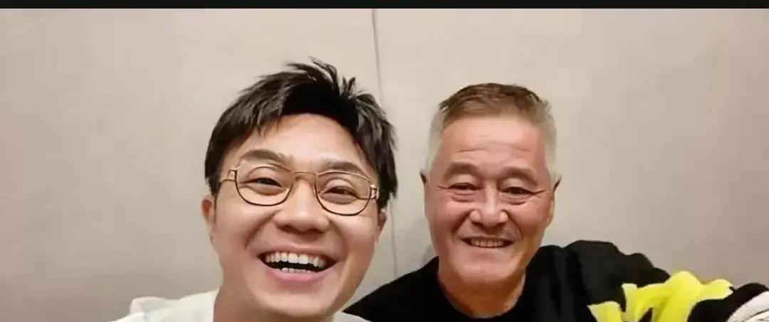 深夜，手机一震。100万到账。没有借条，没有废话。2012年，大鹏跌进谷底。