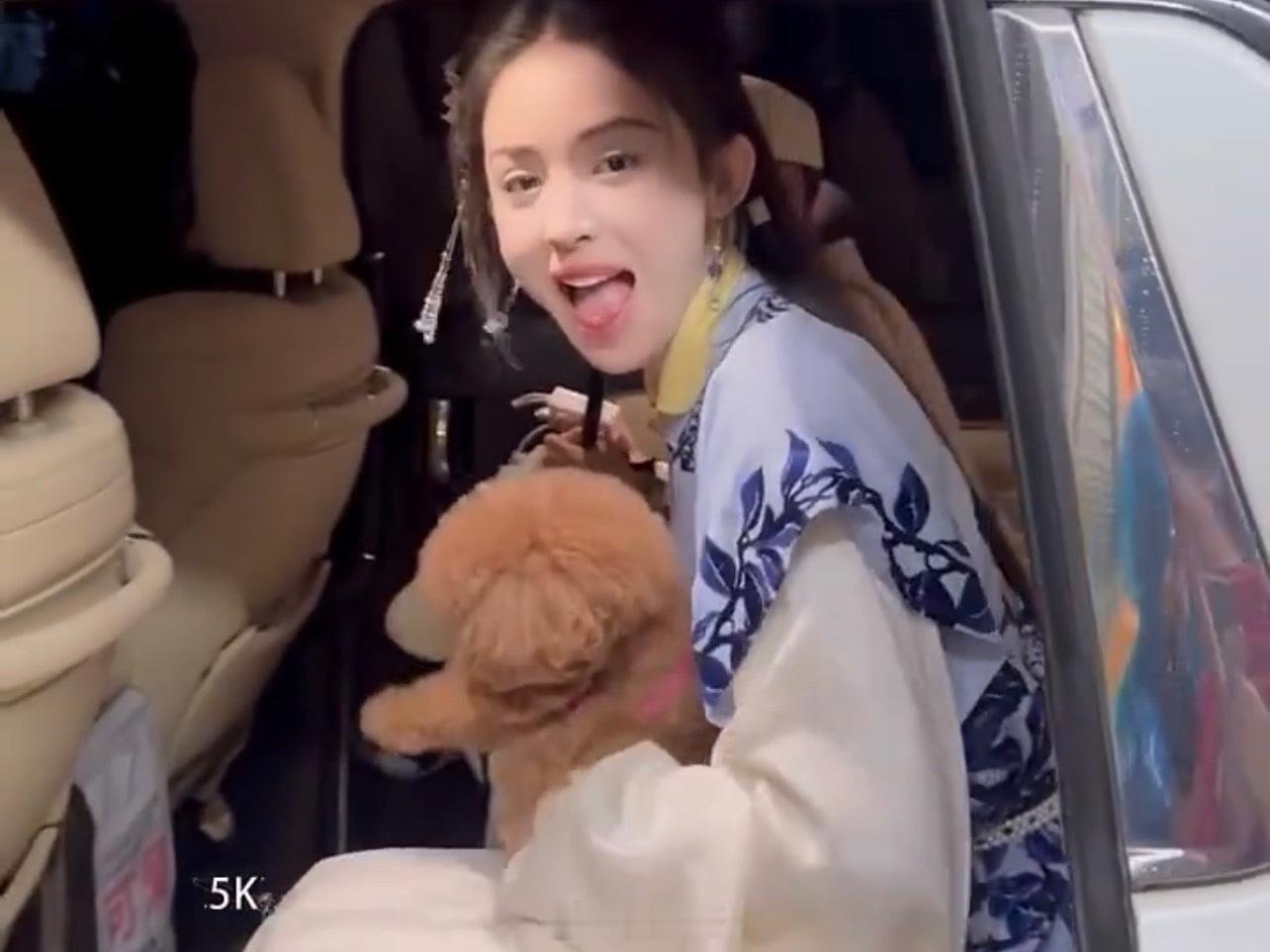 娜扎抱狗狗上班路透蛙趣，怎么会有古力娜扎这样可爱的女孩子啊，娜扎今日份上班路透