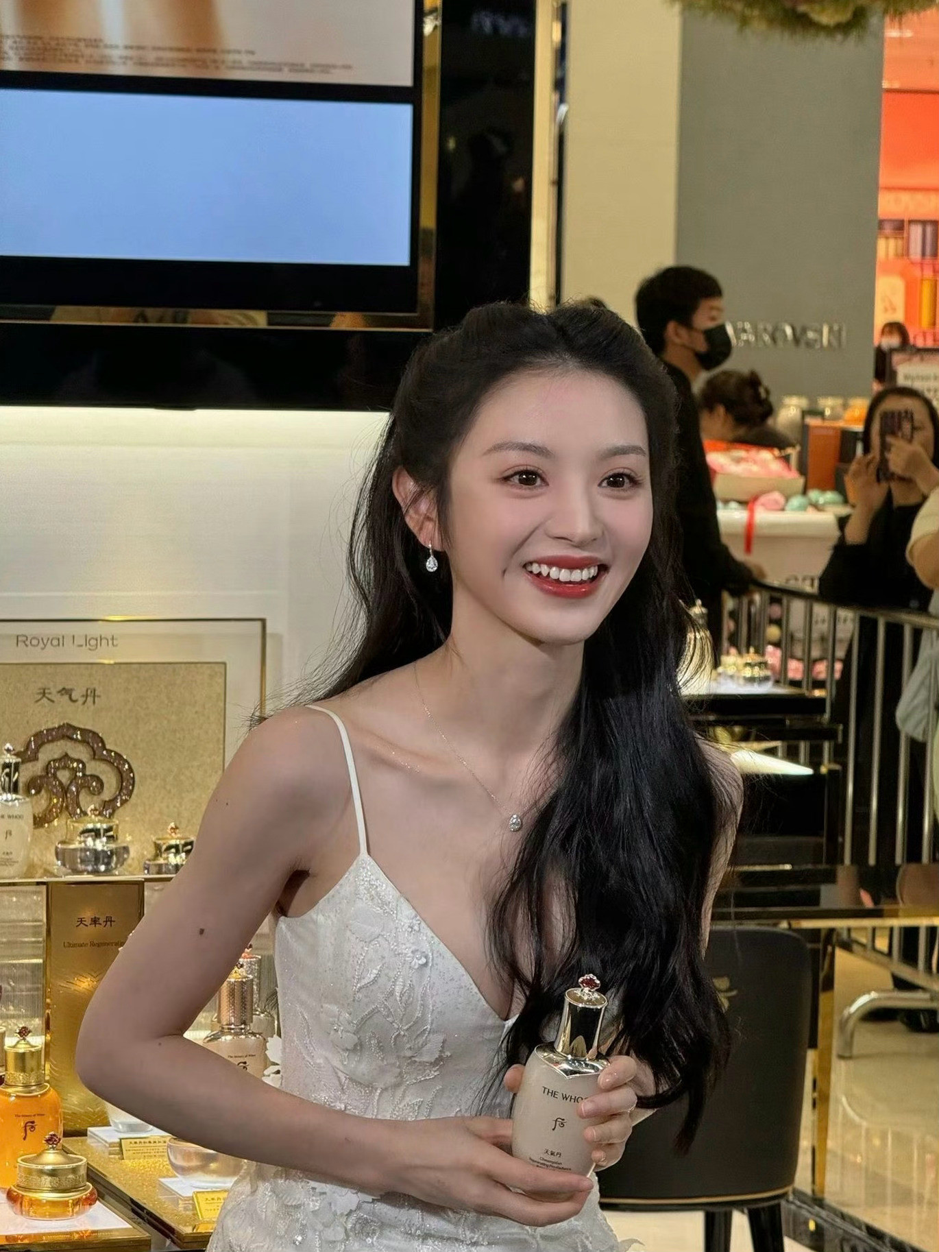 田曦薇好可爱，一身礼服穿搭，梨涡浅浅甜笑可人。田曦薇