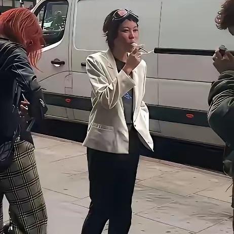 窦靖童街头抽烟又被拍到都纠结王菲为什么不催29岁的女儿结婚，其实大家完全搞错