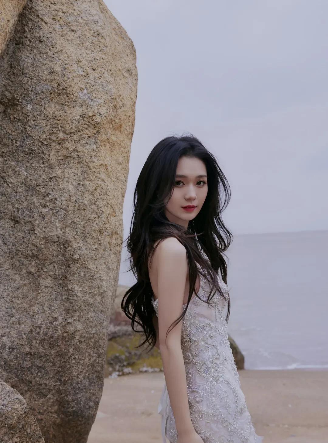段奥娟在海边绽放浪漫，星光礼服诠释人鱼之美