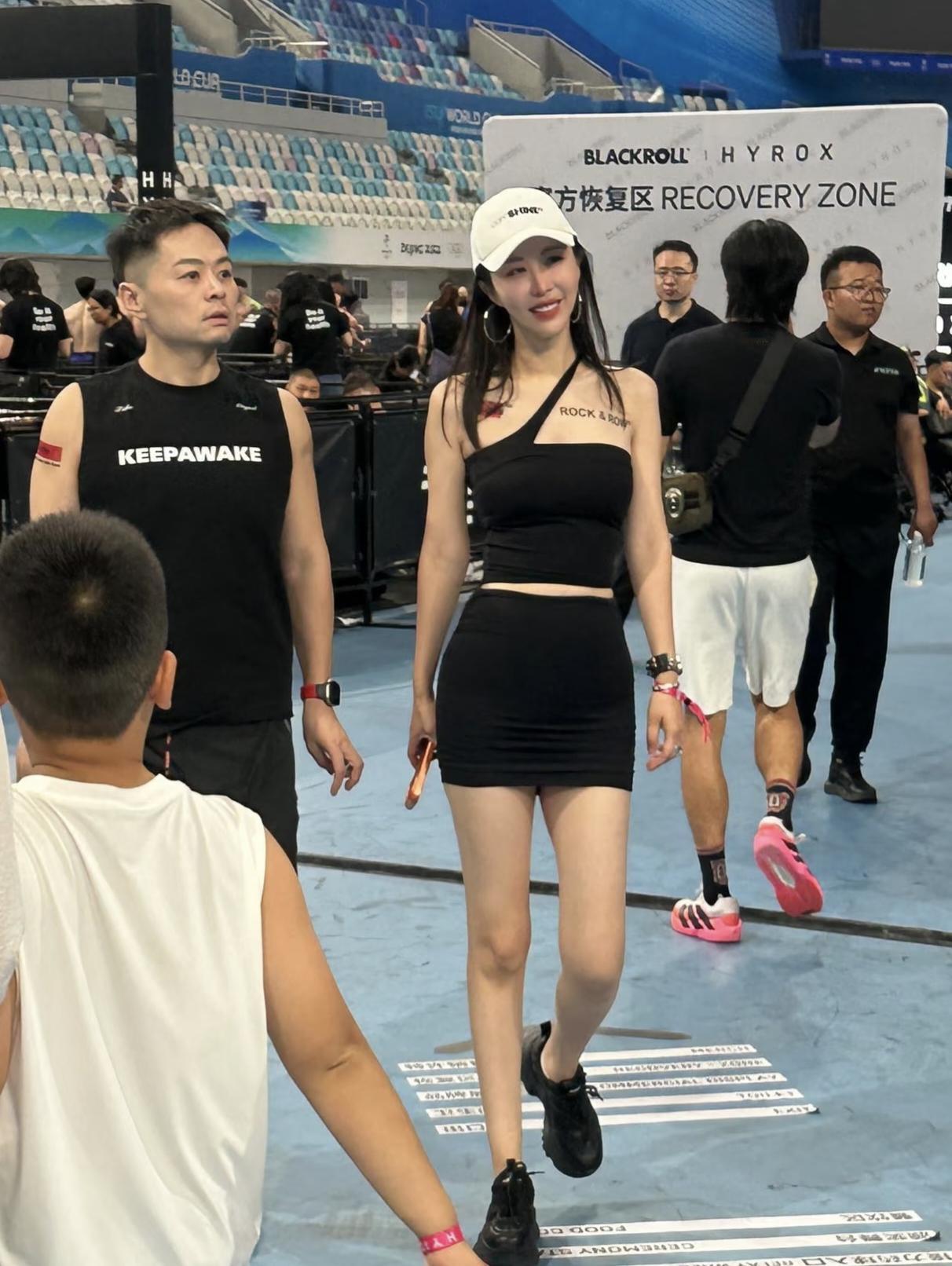 75岁王石现身北京参加室内健身比赛，老婆田朴珺亲自到场支持，两个人在现场疯狂秀恩