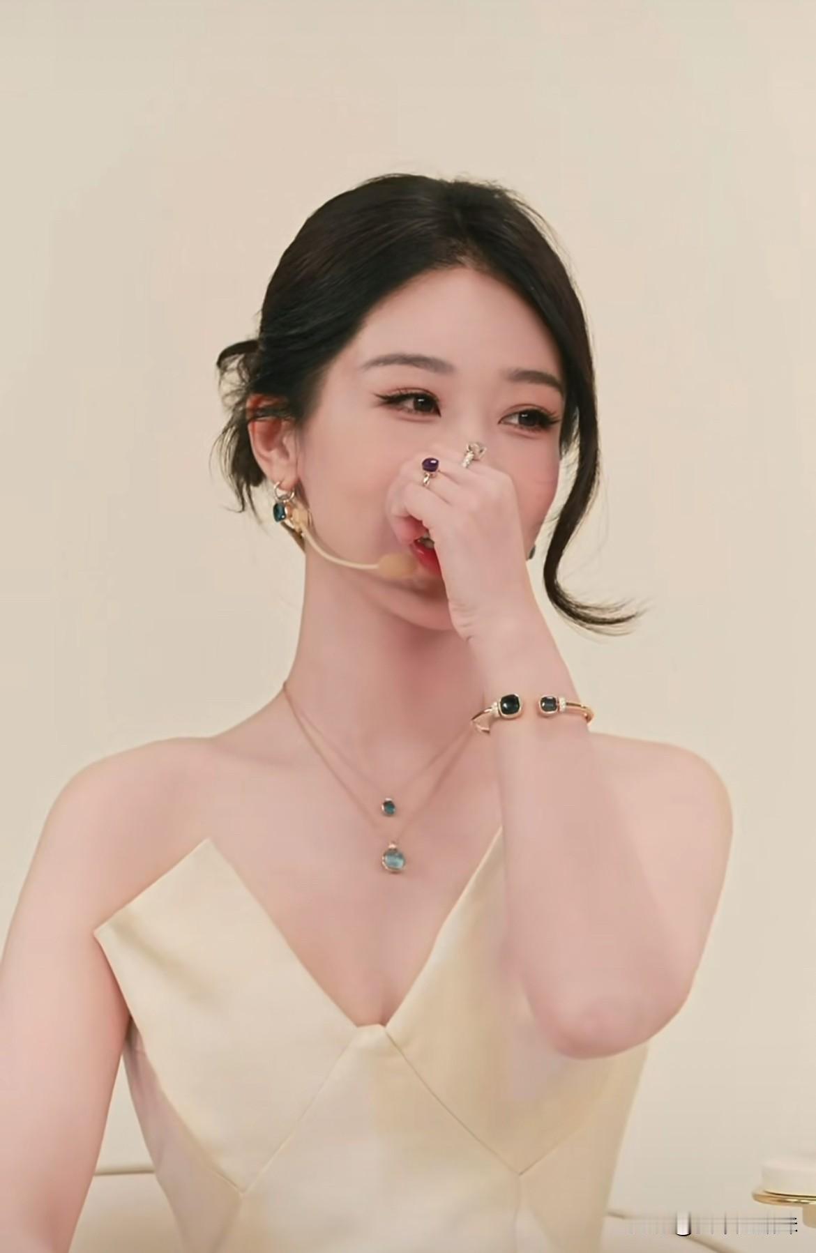 杨紫一笑怎么成猪鼻🐽样了！说话一直用手遮挡脸部这是内心非常