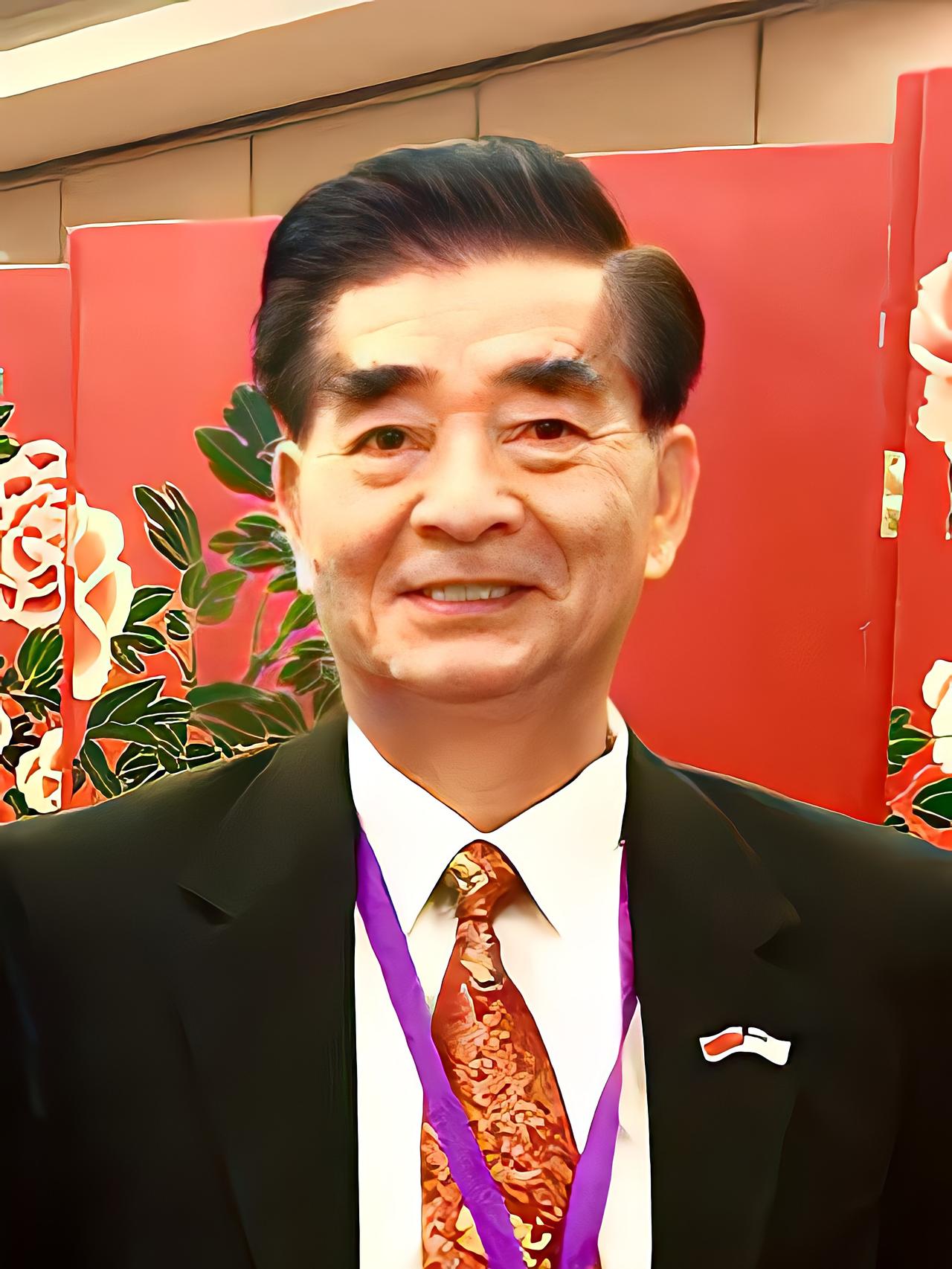 你敢信吗？那个满口乡音、在华人圈里捐款捐到手软的“梁大善人”，竟然是美国在华潜伏