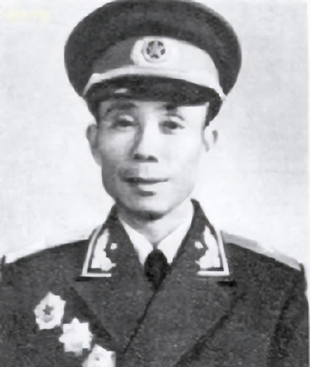 1941年李克农抵达国军检查站，从容下车受检，让军统特务为他开路。车队启程，