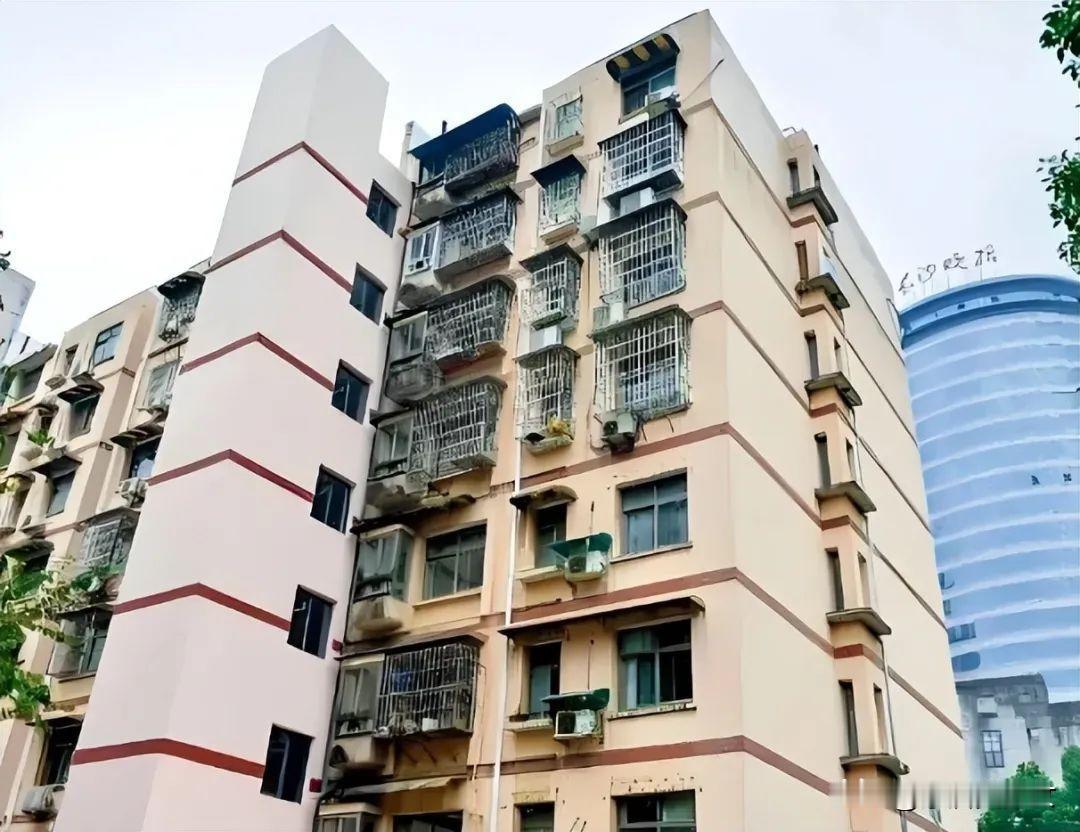 住顶楼却反对加装电梯？我疯了吗？这3个隐形坑不说破，装完必后悔！🛑你敢信？全