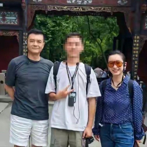 秦海璐一家3口都江堰玩，老公出镜稳重，请私人导游一天花1500元，老公王新军身穿