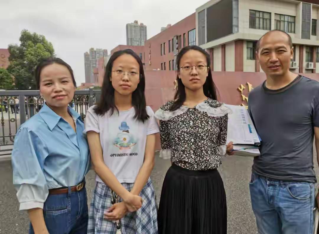 武汉汉阳区一对双胞胎姐妹鲁孟琪、鲁孟琰，高考成绩双双超出预期，让父母十分惊喜；更