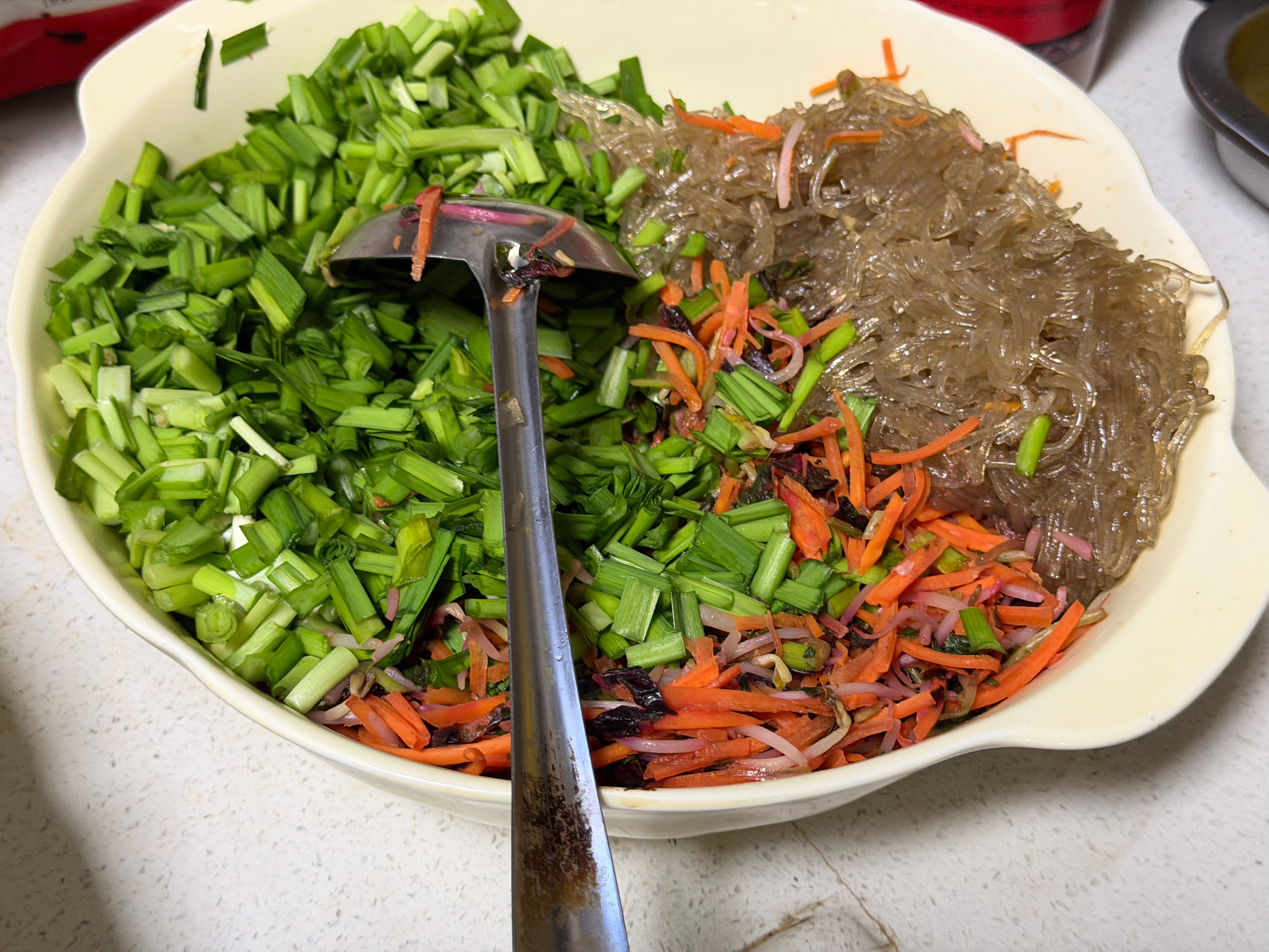 盾盾的妈妈做的菜煎饼煎饼就是在外面买的最普通的煎饼，然后自己填菜在里面，每个煎