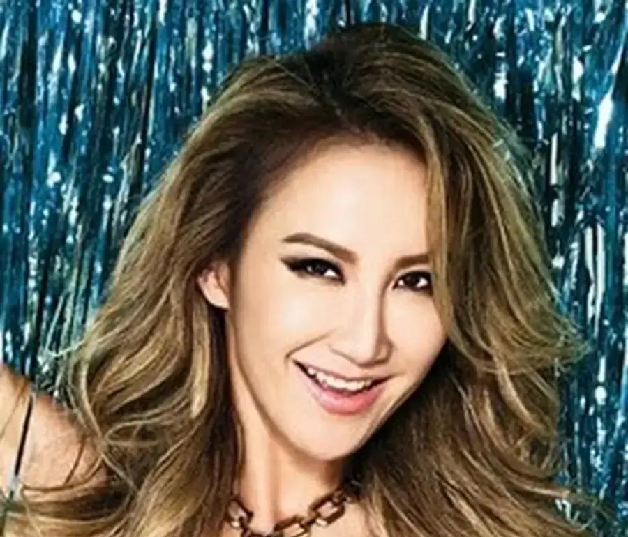 何晴没死，但有个东西死了。昨天还在刷到她“去世”的推送，标题打着吓人的问号。