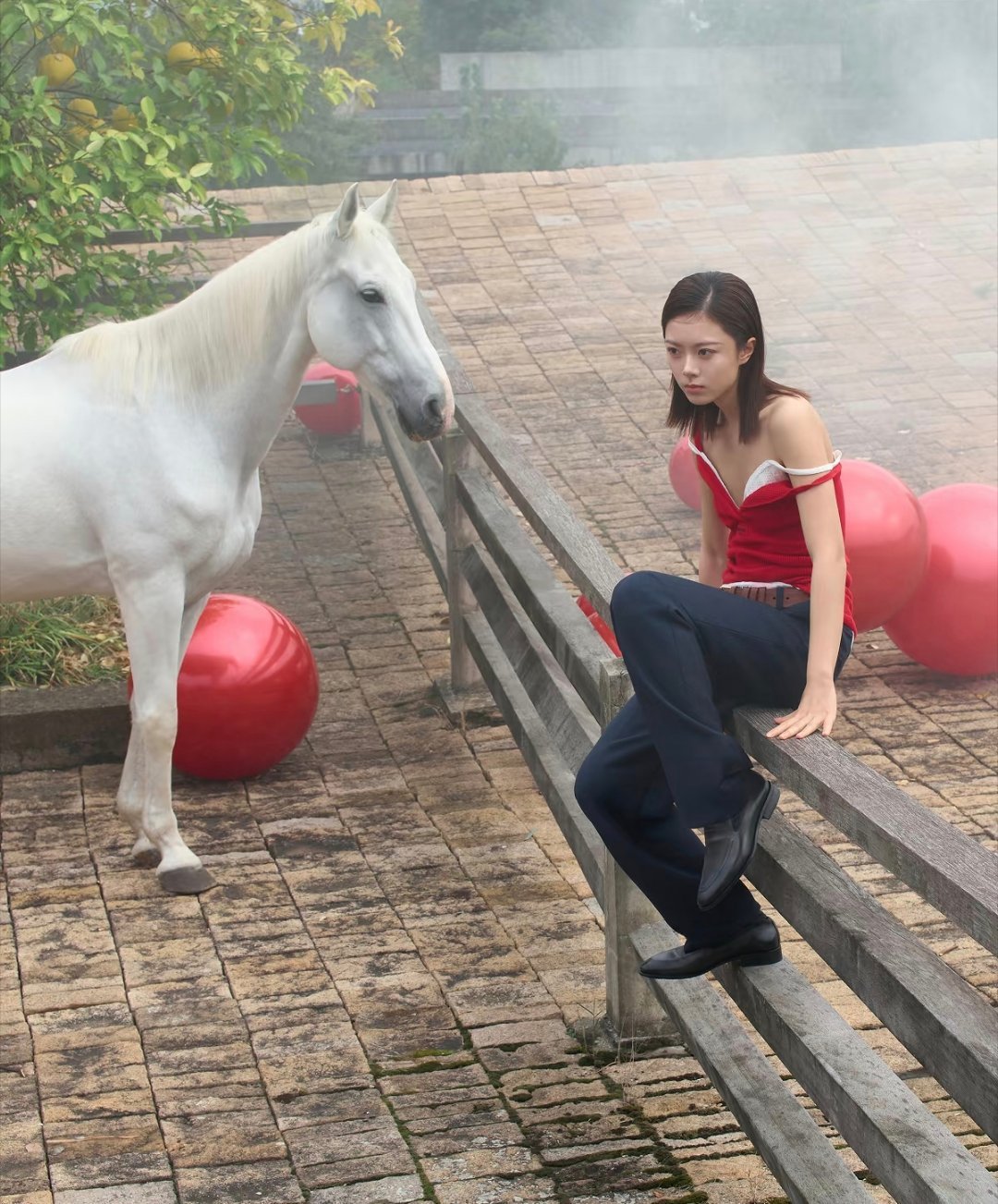 miumiu给赵今麦拍的时尚大片，这……好看吗？当然，你要是胆敢质疑，他们就会说