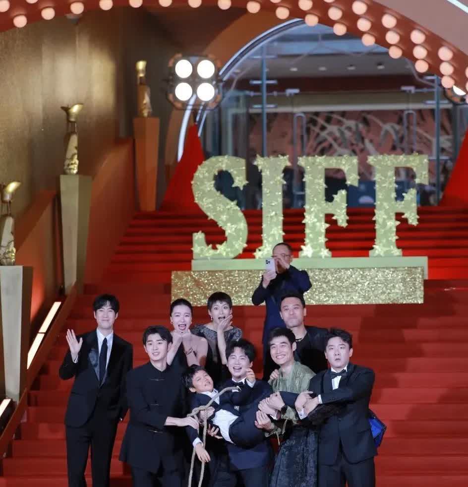 郭麒麟上海电影节一记耳光甩得所有人哑口无言！这郭麒麟的操作笑死我了！