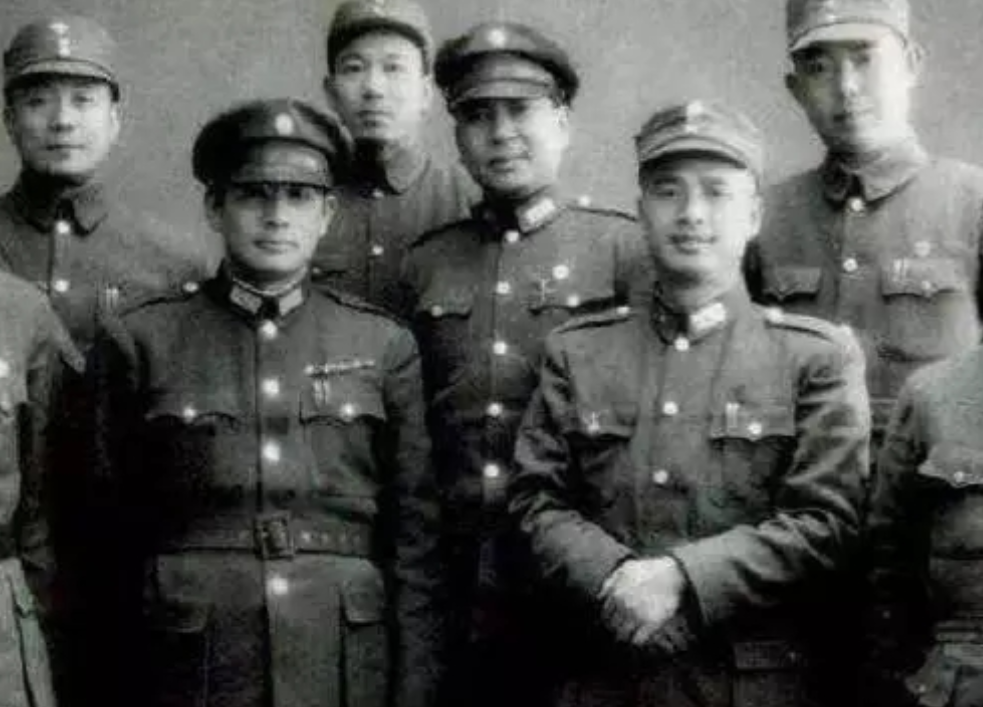 孟良崮战役，整编七十四师覆灭前，师长张灵甫让高级军官集体自杀，副参谋长李运良对着