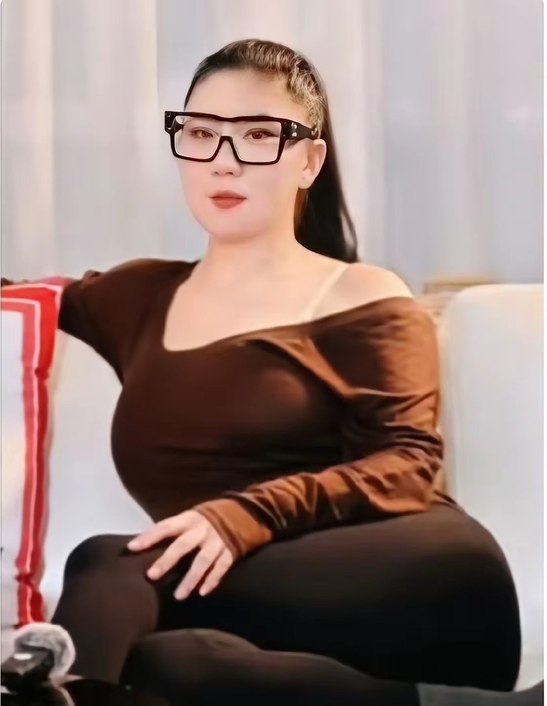谢贤前女友CoCo今昔对比，外貌变化真是太大了。是因为她失去了什么，使自己放松身材管理​