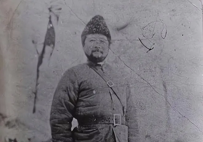 1934年，吉鸿昌就义后，妻子花了8万大洋赎回遗体，哪知回去不久，她就疯了，睡桥