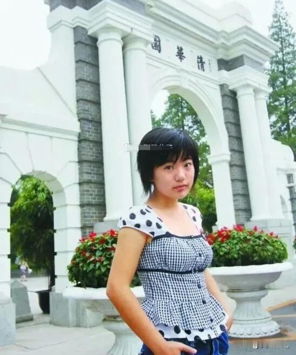 清华降分、人大硕士、《新周刊》副主编，蒋方舟这一路，坐的是直梯，走的是捷径。中考