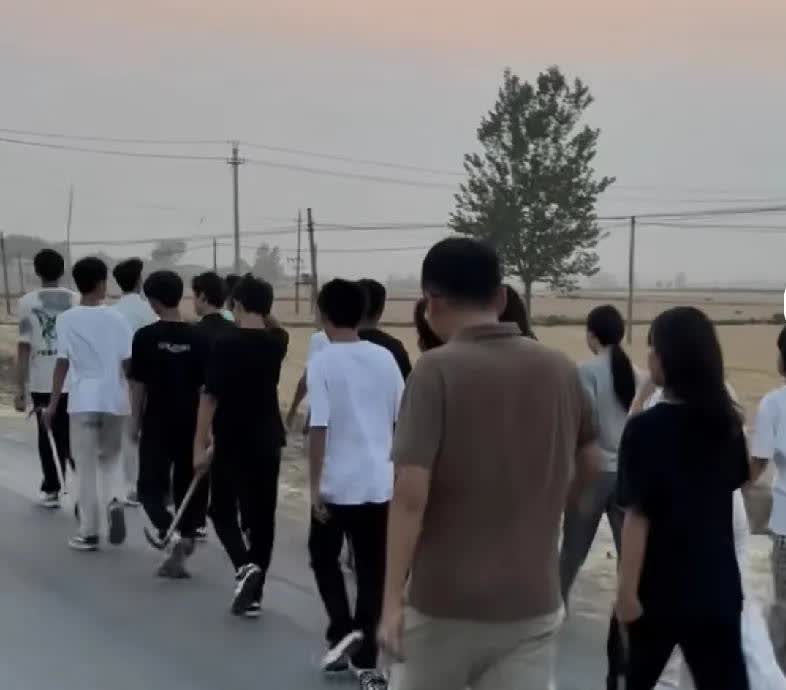 这个90后校长是个狠人，凌晨5点就叫学生给自家割麦子，而他安排好任务后就开车离开